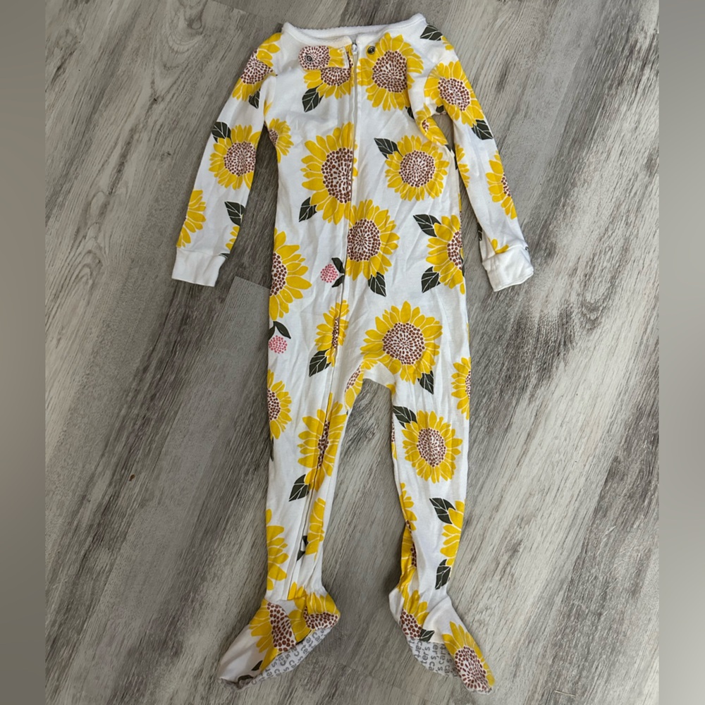 Carter’s 18 month sunflower sleeper- EUC